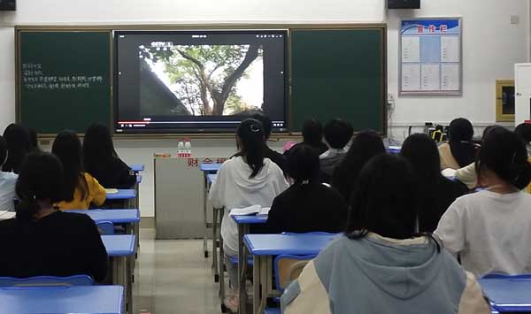 经济贸易系开展学生观影学党史活动