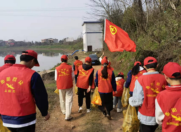 保护湘江母亲河，衡阳技师学院“衡阳群众”青年志愿者在行动