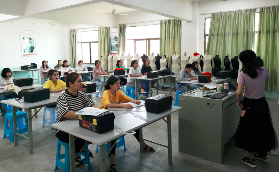 信息系2019年吐鲁番市服装设计与制作专业技能培训